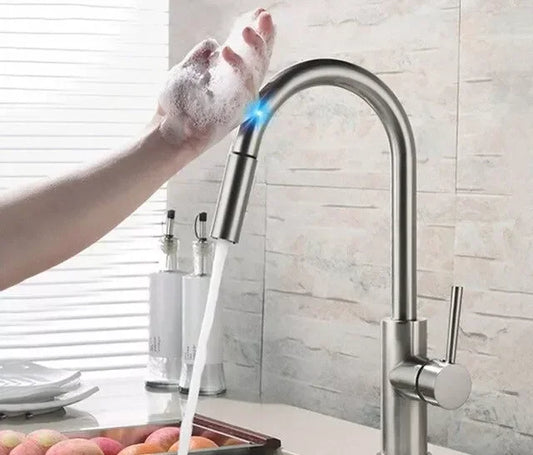 ברז מטבח נשלף צבע כסוף מוברש דגם River עם חיישן מגע ומנגנון שבת