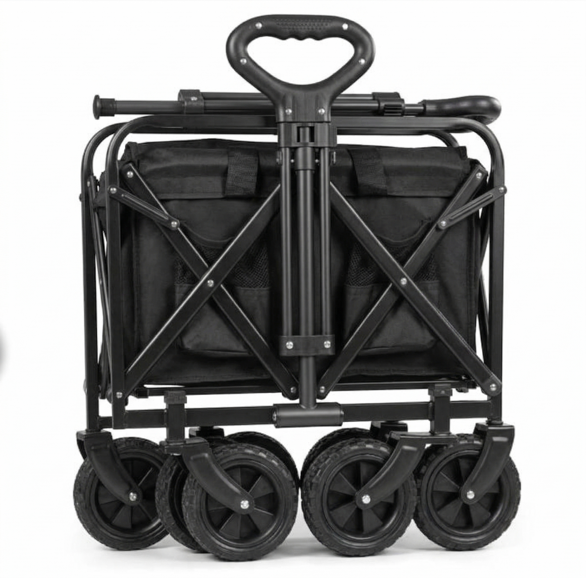 עגלת שטח שחורה מקופלת במצב קומפקטי לאחסון קל בתא המטען של הרכב.