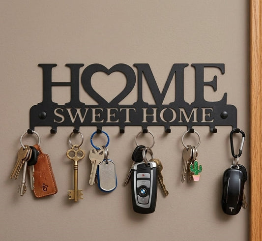 תקריב על מתלה המפתחות המעוצב HOME ממתכת, המדגיש את חיתוך הפלדה המדויק, הצביעה בתנור ואת הווים החזקים.